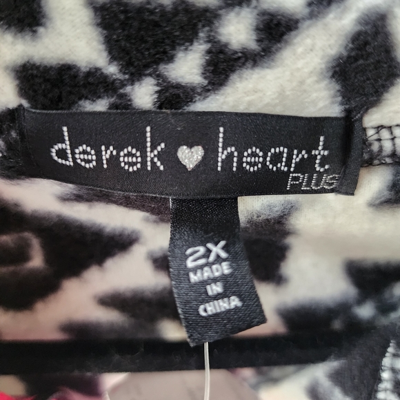 Fleece black white and pink top.2x - Picture 2 of 5